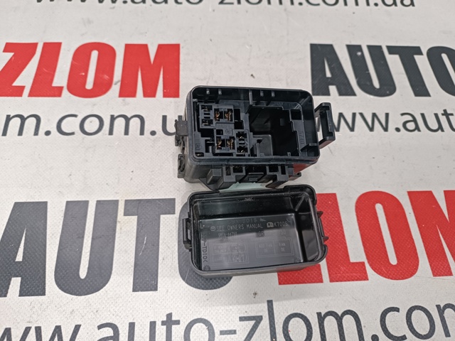 Крышка блока реле GRT866752 MAZDA