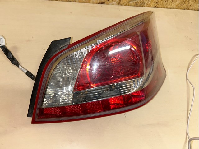 Фонари задние 265509HM0A NISSAN