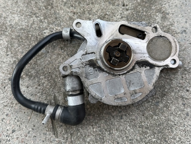 Насос вакуумный Skoda SuperB 2