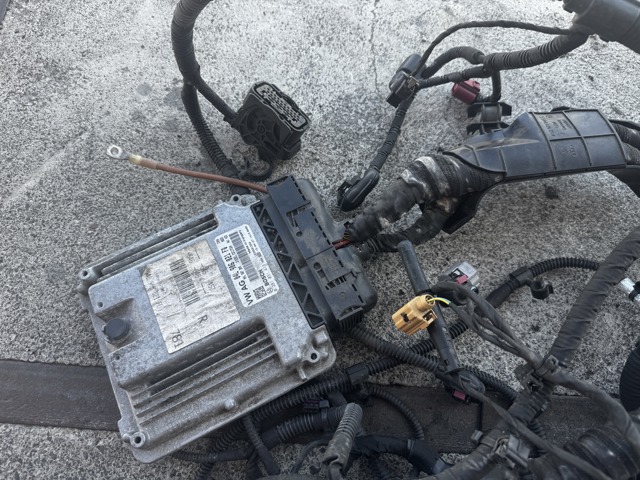 Компьютер двигателя 04L906021FQ VAG