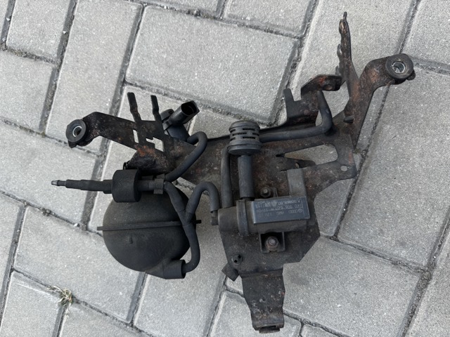Бачок вакуумной системы двигателя (демпфер) Audi A4 Avant B5