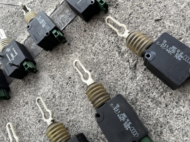 4B9962115 Актуатор замка багажника купить Черкассы