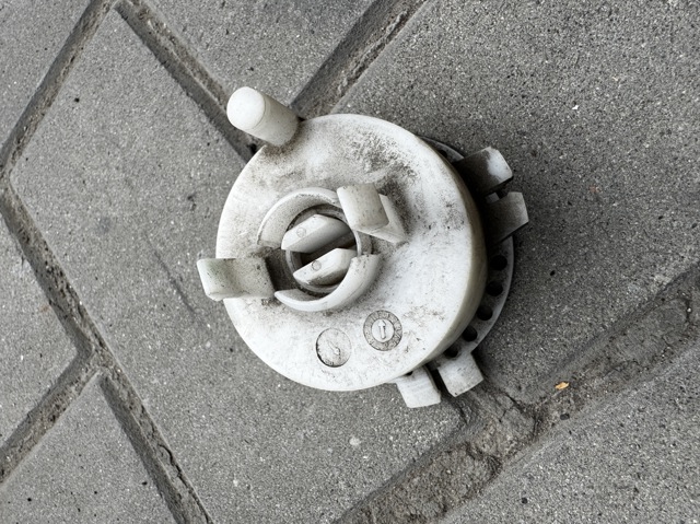 Кронштейн бампера заднего, центральный 4F0807381 VAG