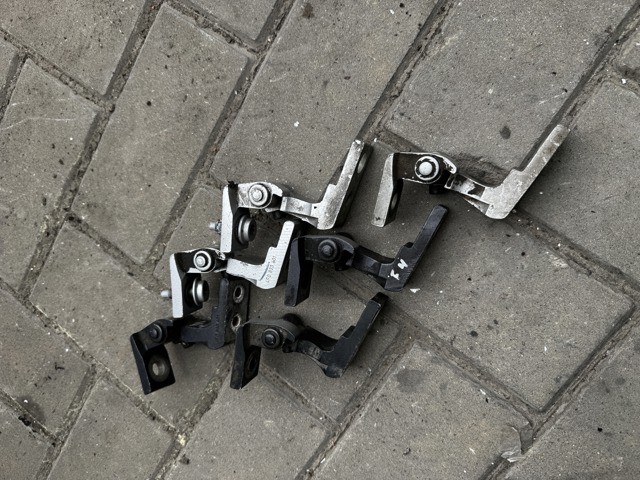 Петля задней двери, левой 4F0833401 VAG