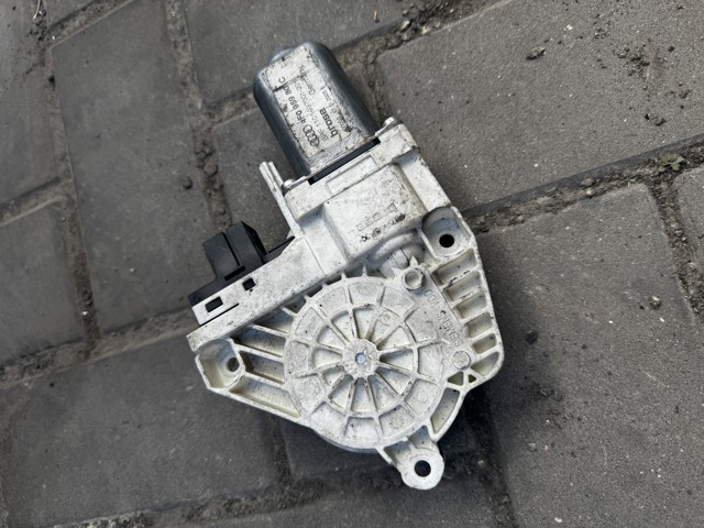 Мотор стеклоподъемника двери задней, левой 4F0959801C VAG