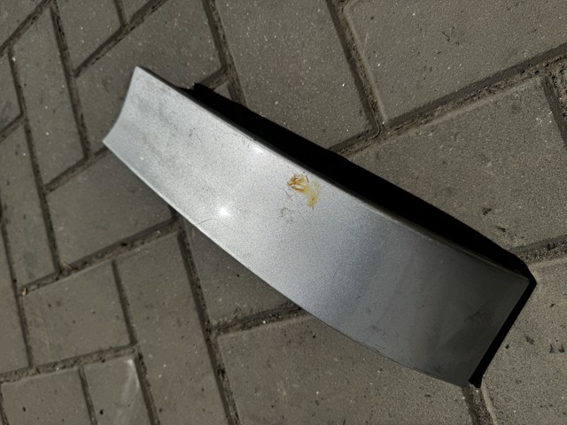 Накладка под задний фонарь, правый 8L0807872A VAG