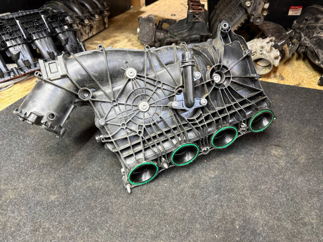 Коллектор впускной 11618647975 BMW
