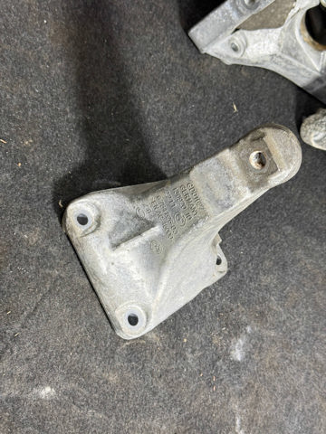 Кронштейн подушки (опоры) двигателя, правой 22116784826 BMW