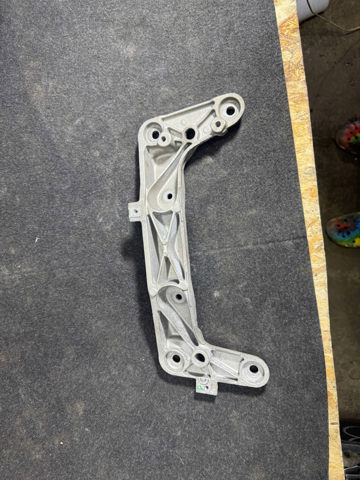 Балка крепления коробки передач 22316796611 BMW