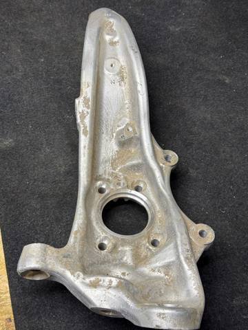 Цапфа поворотного кулака 31206884386 BMW