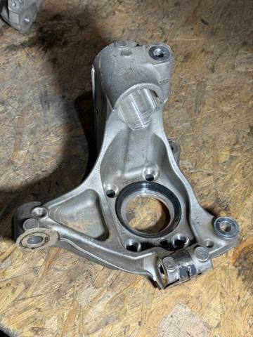 Цапфа поворотная левая 31681837 VOLVO