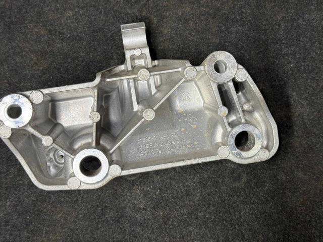 Кронштейн подушки (опоры) двигателя, левой 31686307 VOLVO