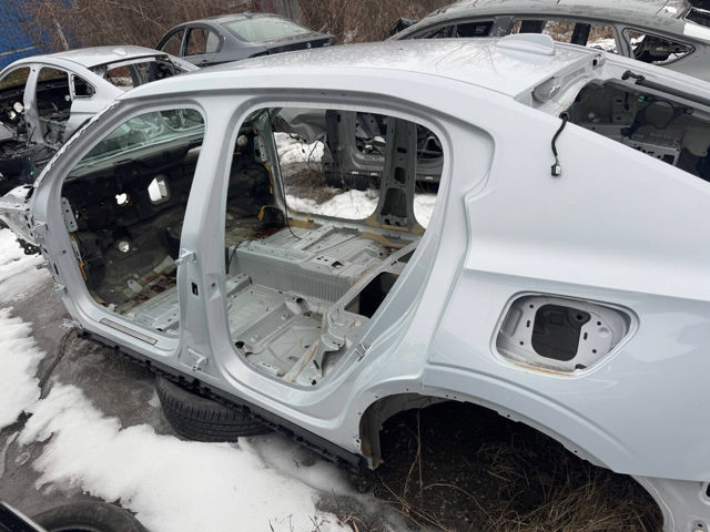 Кронштейн наружной накладки порога левой 32216384 VOLVO