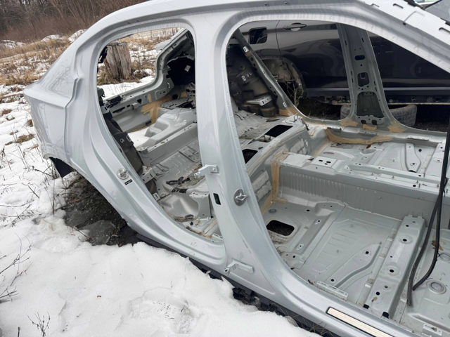 Петля передней двери, правой 32228603 VOLVO