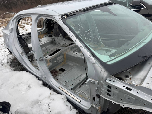 Петля передней двери левая 32228604 VOLVO