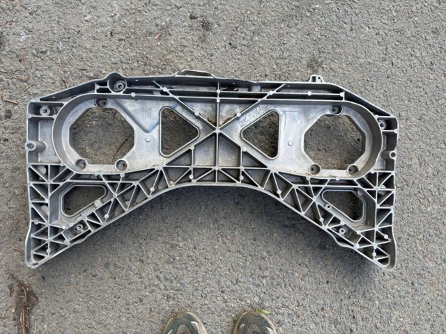 Подрамник двигателя 32388621 VOLVO