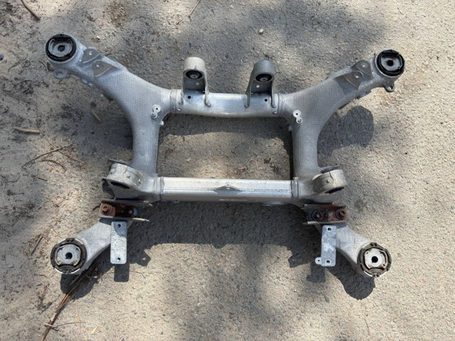 Поперечина задней подвески 33316861096 BMW