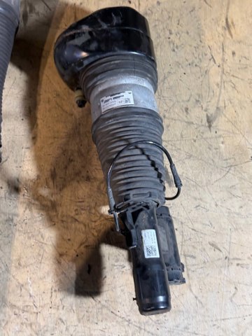 Передний правый амортизатор 37106877560 BMW