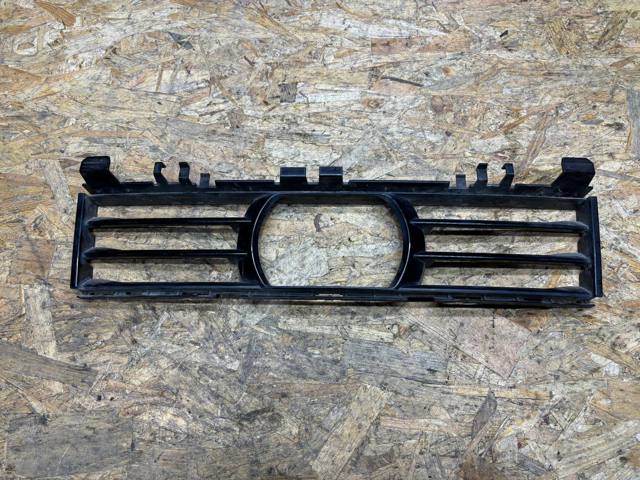Решетка переднего бампера, центральная 51117385268 BMW