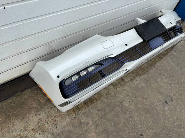 Передний бампер 51117402816 BMW