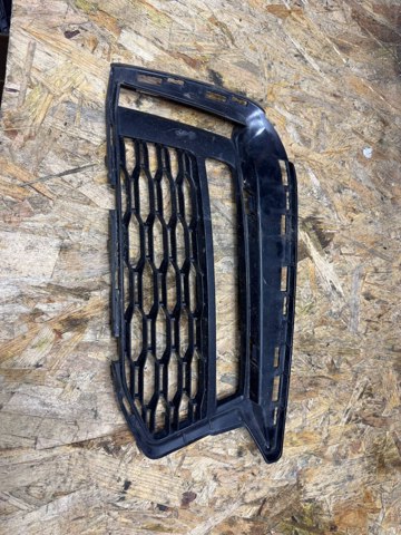 Правая решетка переднего бампера BMW 5