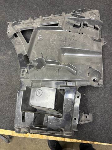 Направляющая заднего бампера, левая 51127400667 BMW