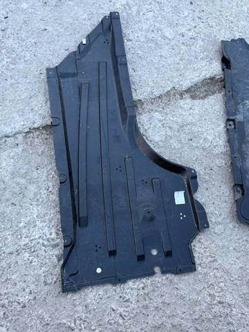 Защита днища передняя правая 51758074618 BMW