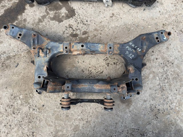 Поперечка задней подвески 554004BF0A NISSAN