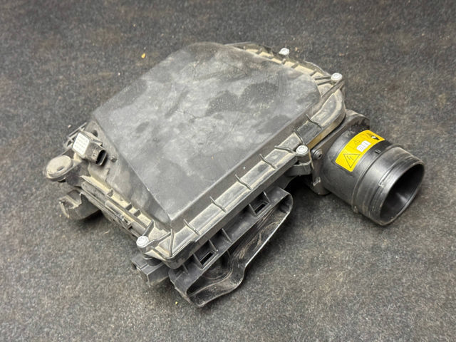 Корпус воздушного фильтра, левый A2760903901 MERCEDES