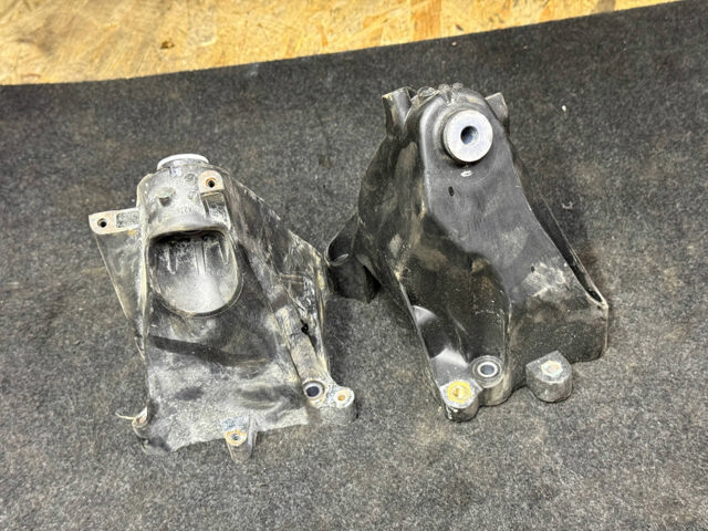 Кронштейн подушки (опоры) двигателя, правой A2762232004 MERCEDES