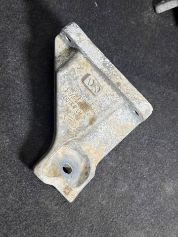 Кронштейн подушки (опоры) двигателя, левой CPLA6061AC LAND ROVER