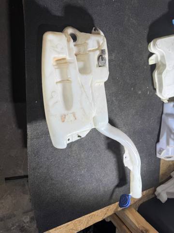 Водяной бачок омывателя стекла GT4Z17618A FORD