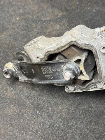 Нижняя опора двигателя LR011835 LAND ROVER
