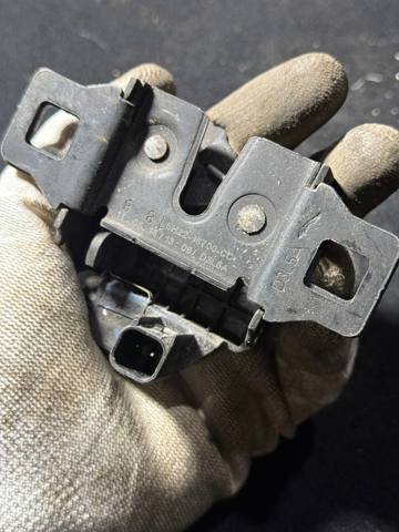 Запор капота (замок и привод замка капота) LR041431 LAND ROVER