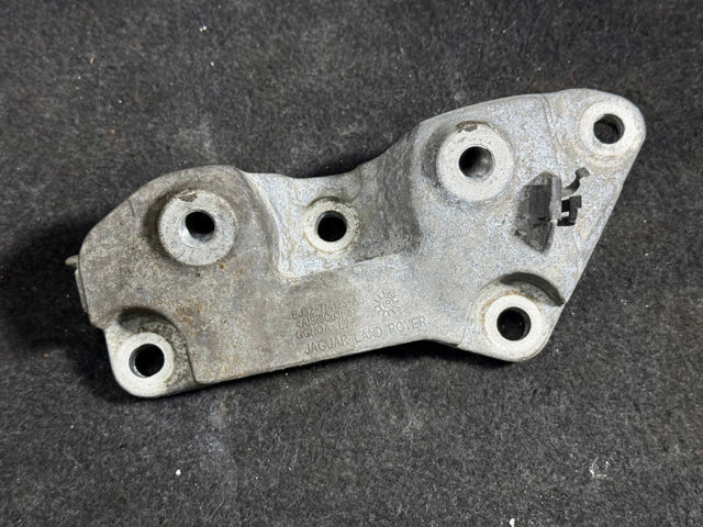 Кронштейн подушки КПП, левый LR047379 LAND ROVER