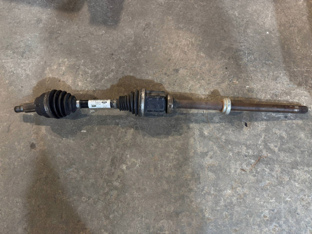 Вал приводной правый LR071947 LAND ROVER