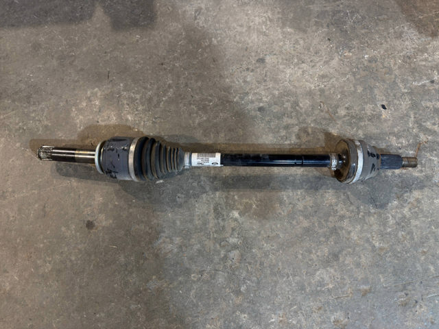 Полуось задняя, левая LR073345 LAND ROVER