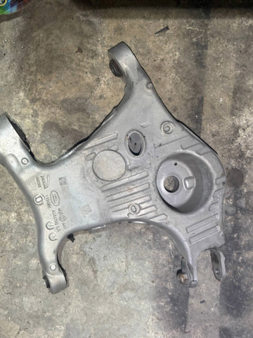 Балансир задний нижний, правый LR076678 LAND ROVER