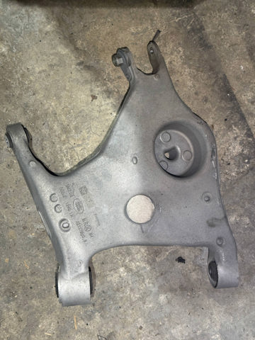 Рычаг задней подвески нижний, левый LR076679 LAND ROVER