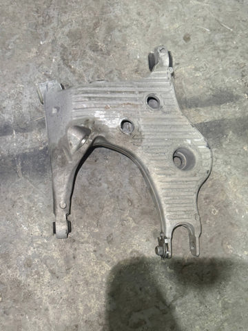 Рычаг задней подвески нижний, правый LR098766 LAND ROVER