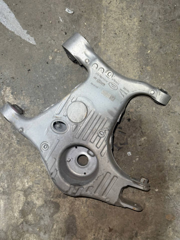 Рычаг задней подвески нижний, левый LR098944 LAND ROVER