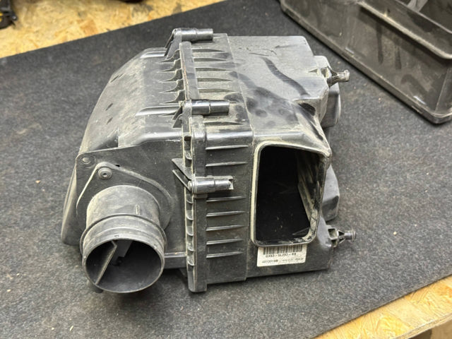 Корпус воздушного фильтра, левый T2H6341 JAGUAR
