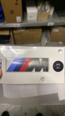 Фирменный значек капота 51148058881 BMW