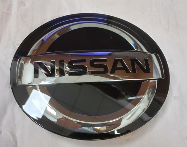 Эмблема на решетку радиатора 628907FW0A NISSAN