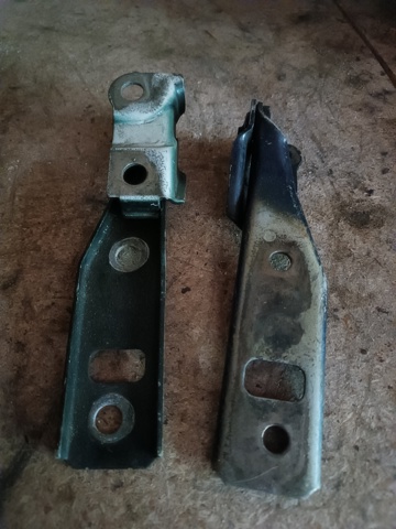 Завес капота, правый 1J0823302 VAG