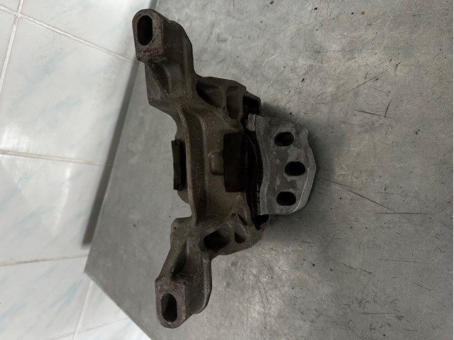 Опора двигателя KE6439060 MAZDA