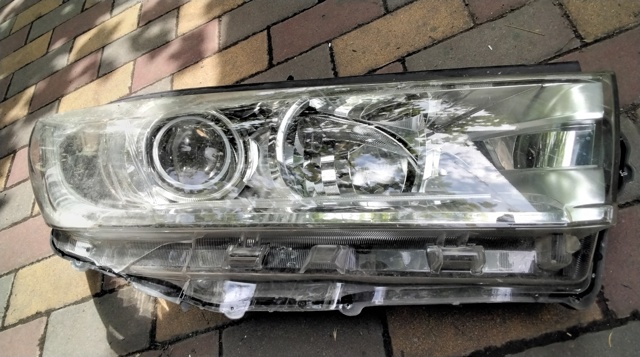 TOYOTA 811100E330 Правая фара в наличии Запорожье