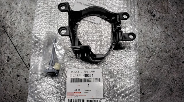 Кронштейн крепления противотуманной фары, левой 8122948051 TOYOTA