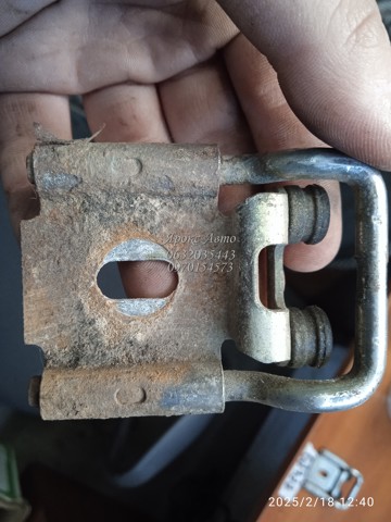 RENAULT 7700353757 Петля-зацеп (ответная часть) замка двери задней распашной левый верхний в наличии Львов