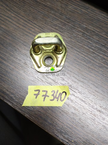 NISSAN 8057070N0A Петля-зацеп (ответная часть) замка двери передней в наличии Черновцы